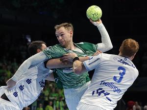 Mathias Gidsel (Mi.) wird aufgehalten.