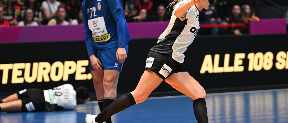 Die deutschen Handballerinnen haben das letzte WM-Vorrundenspiel gegen Serbien gewonnen.
