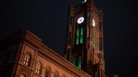 Weithin sichtbar waren am Sonntagabend die grün leuchtenden Fenster am Roten Rathaus.