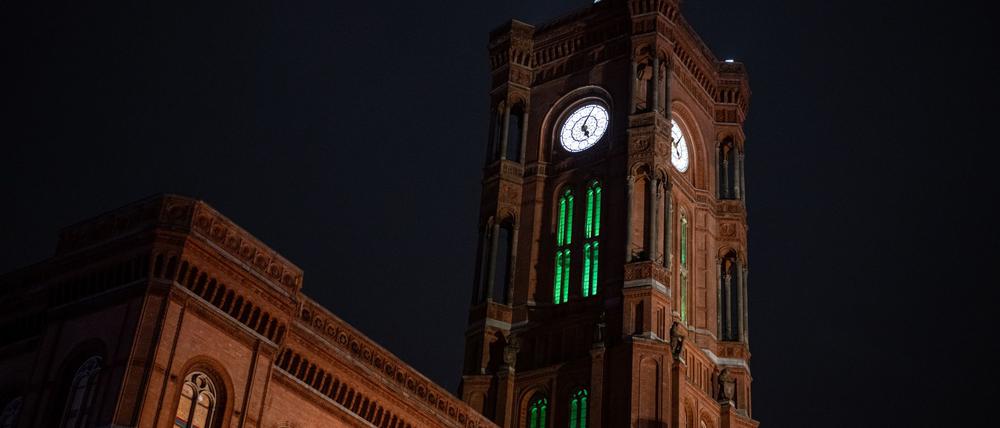 Weithin sichtbar waren am Sonntagabend die grün leuchtenden Fenster am Roten Rathaus. 
