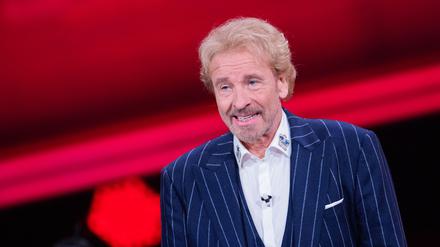 Thomas Gottschalk, Moderator, steht beim RTL-Jahresrückblick „Menschen, Bilder, Emotionen 2022“ im Studio.