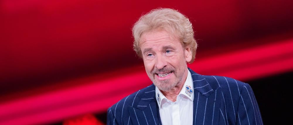 Thomas Gottschalk, Moderator, steht beim RTL-Jahresrückblick „Menschen, Bilder, Emotionen 2022“ im Studio.