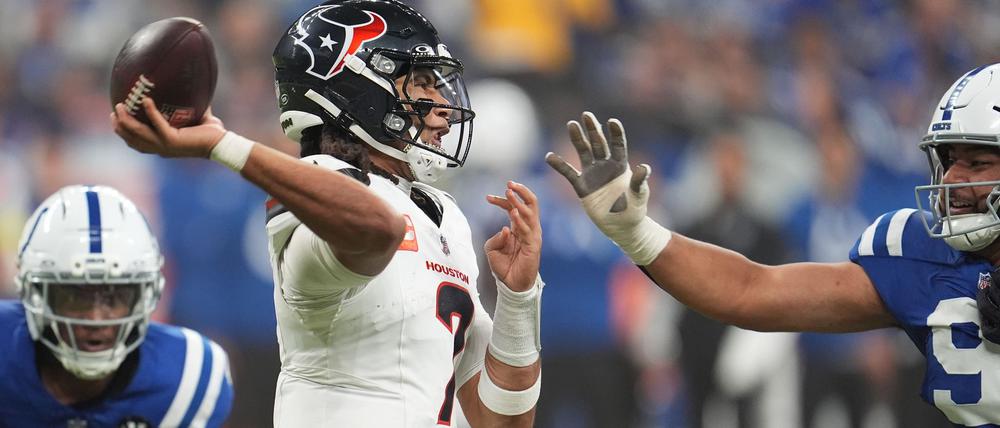 C.J. Stroud (Mitte) hat mit den Texans alle Chancen auf die Playoffs.