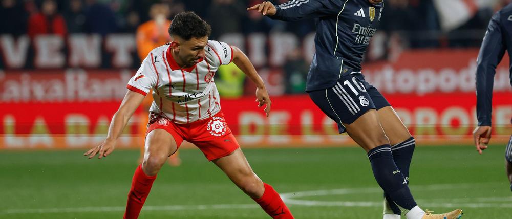 Kylian Mbappé (r) traf per Strafstoß für Real Madrid.