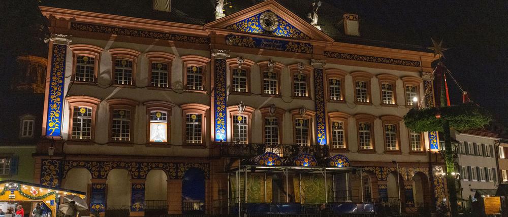 In der historischen Altstadt von Gengenbach im Schwarzwald wird die Fassade des Rathauses zu einem überdimensionierten Adventskalender umfunktioniert.