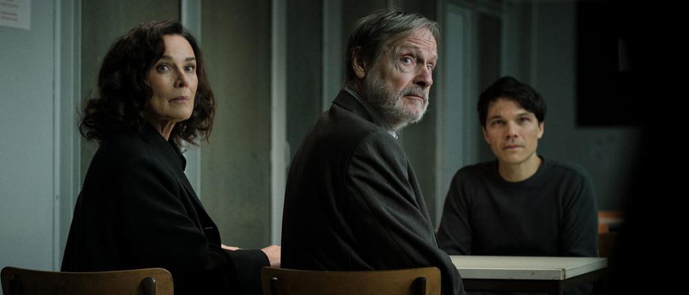 Anwältin Anna Conti (Désirée Nosbusch) und Friedrich Klopfer (Michael Wittenborn) besuchen dessen Sohn Falk Klopfer (Sebastian Urzendowsky).
