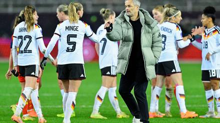 Hoffen auf den Zuschlag der EM 2029: Bundestrainer Wück und die deutschen Fußballerinnen.