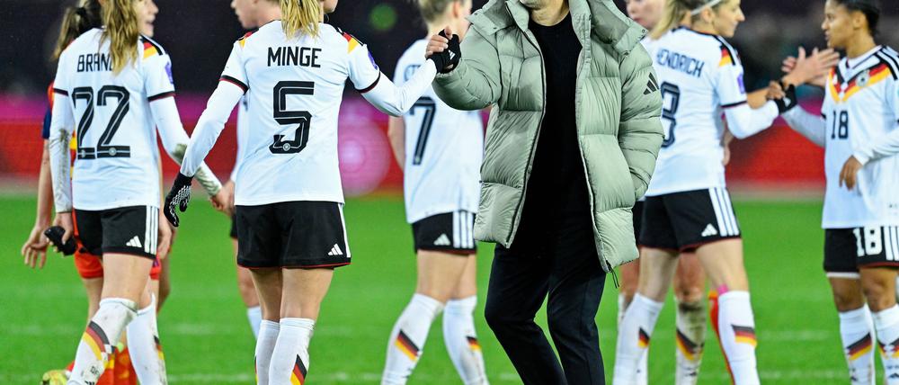 Hoffen auf den Zuschlag der EM 2029: Bundestrainer Wück und die deutschen Fußballerinnen.