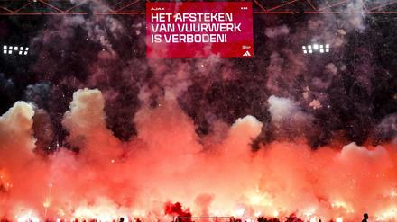 Das Ajax-Heimspiel gegen Groningen wurde wegen der Pyro-Krawalle abgebrochen.