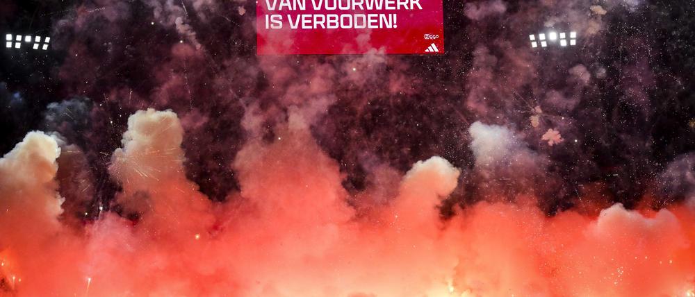 Das Ajax-Heimspiel gegen Groningen wurde wegen der Pyro-Krawalle abgebrochen.