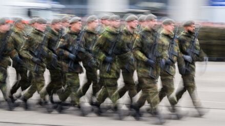 Junge Menschen wollen am 5. Dezember bundesweit gegen die neuen Wehrdienst-Pläne protestieren. (Symbolbild)