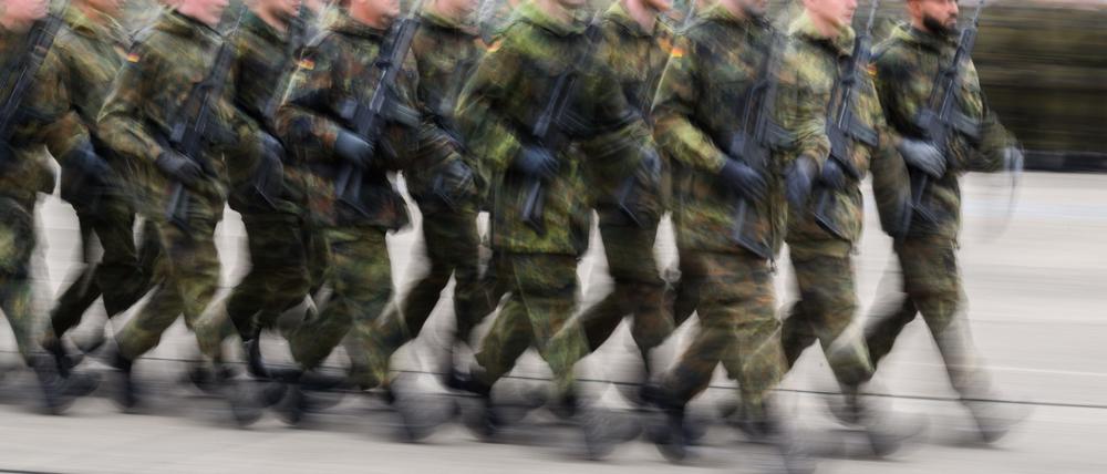 Junge Menschen wollen am 5. Dezember bundesweit gegen die neuen Wehrdienst-Pläne protestieren. (Symbolbild)