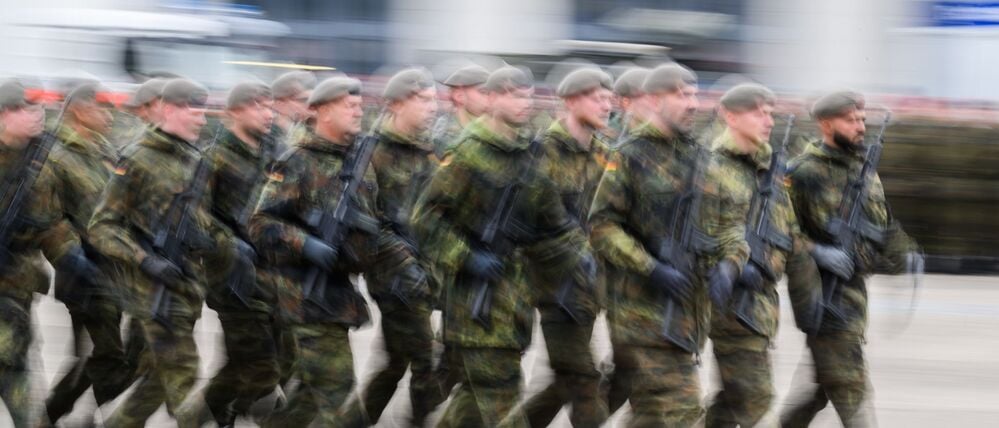 Junge Menschen wollen am 5. Dezember bundesweit gegen die neuen Wehrdienst-Pläne protestieren. (Symbolbild)