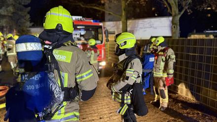 Feuerwehrleute bei einem Brand in Berlin-Spandau.