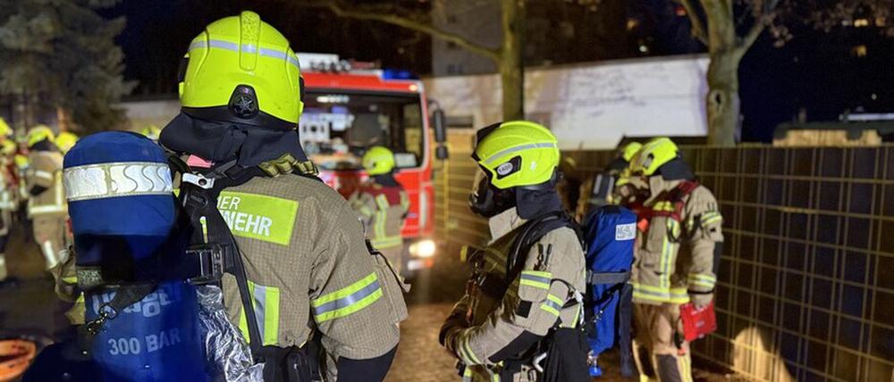 Feuerwehrleute bei einem Brand in Berlin-Spandau.