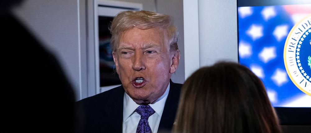 Präsident Donald Trump spricht am 30. November 2025 an Bord der Air Force One auf dem Weg nach Washington mit der Presse.