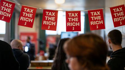 Kleine Fähnchen mit der Aufschrift «Tax the rich» hängen über den Tischen am Tag der Volksabstimmung. Aktivistinnen und Medienleute treffen am Abstimmungsfest der JUSO zur Initiative «Für eine soziale Klimapolitik.