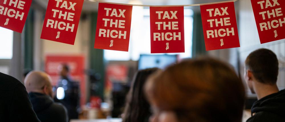 Kleine Fähnchen mit der Aufschrift «Tax the rich» hängen über den Tischen am Tag der Volksabstimmung. Aktivistinnen und Medienleute treffen am Abstimmungsfest der JUSO zur Initiative «Für eine soziale Klimapolitik.