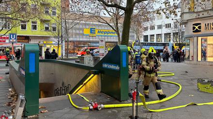 Feuerwehrleute sind am U-Bahnhof Schloßstraße in Steglitz im Einsatz.