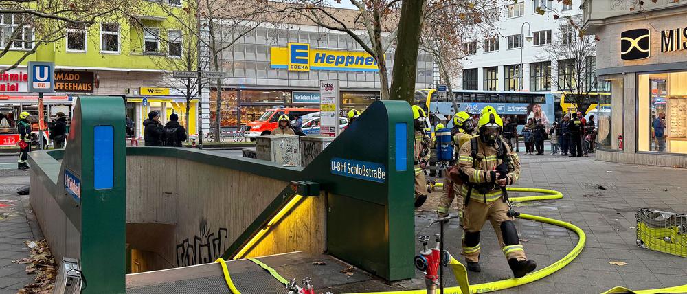 Feuerwehrleute sind am U-Bahnhof Schloßstraße in Steglitz im Einsatz.
