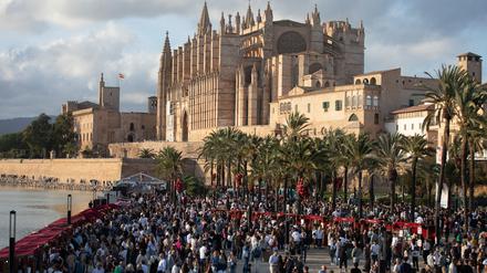Blick auf das Raim-Weinfest unter der Kathedrale von Palma im Parc de la Mar in Palma auf Mallorca. 