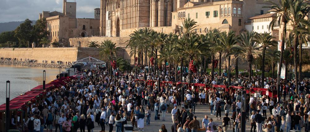 Blick auf das Raim-Weinfest unter der Kathedrale von Palma im Parc de la Mar in Palma auf Mallorca.