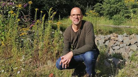 Dirk Gratzel, Klimaschützer und Gründer von Greenzero auf einer renaturierten Fläche.