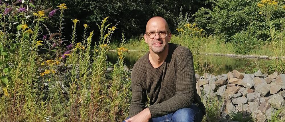 Dirk Gratzel, Klimaschützer und Gründer von Greenzero auf einer renaturierten Fläche.