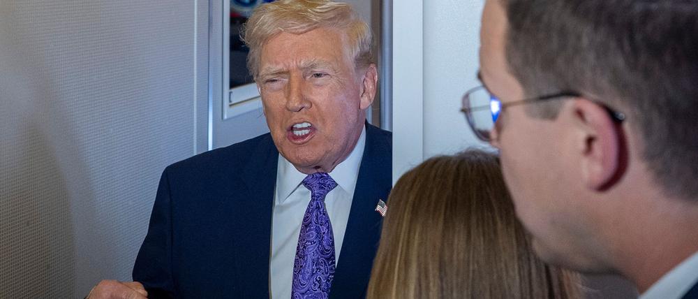 US-Präsident Donald Trump spricht mit Reportern während des Flugs in der Air Force One auf dem Weg von seinem Anwesen Mar-a-Lago zur Joint Base Andrews.