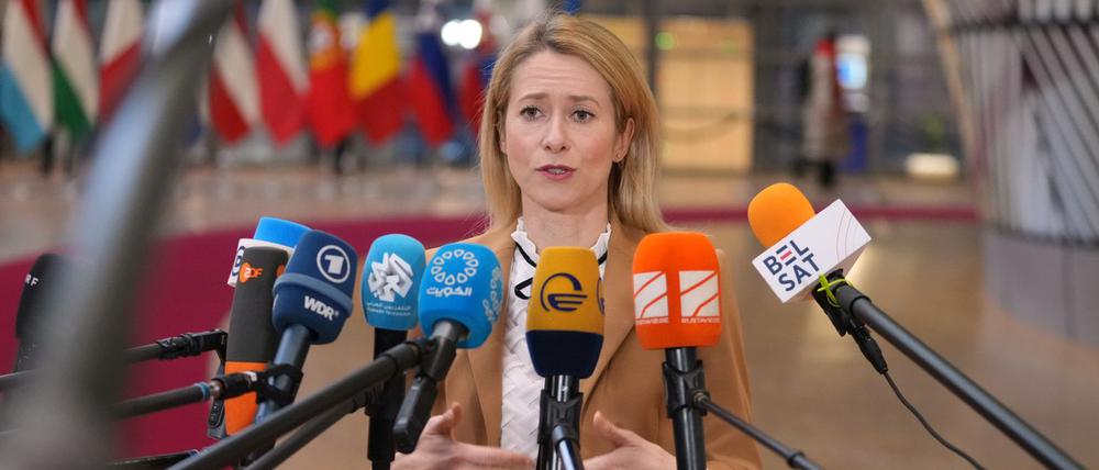 Die Chefin der EU-Außenpolitik, Kaja Kallas, spricht mit Journalisten, als sie zu einem Treffen der EU-Außen- und Verteidigungsminister im Gebäude des Europäischen Rates eintrifft.
