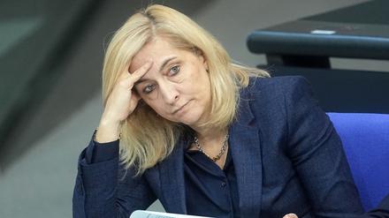 Nina Warken (CDU), Bundesministerin für Gesundheit, sitzt in der Regierungsbank während der Generaldebatte im Bundestag zum Haushalt.