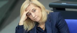 Nina Warken (CDU), Bundesministerin für Gesundheit, sitzt in der Regierungsbank während der Generaldebatte im Bundestag zum Haushalt.