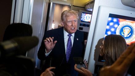 Präsident Donald Trump spricht am 30. November 2025 an Bord der Air Force One auf dem Weg nach Washington, D.C. mit der Presse.