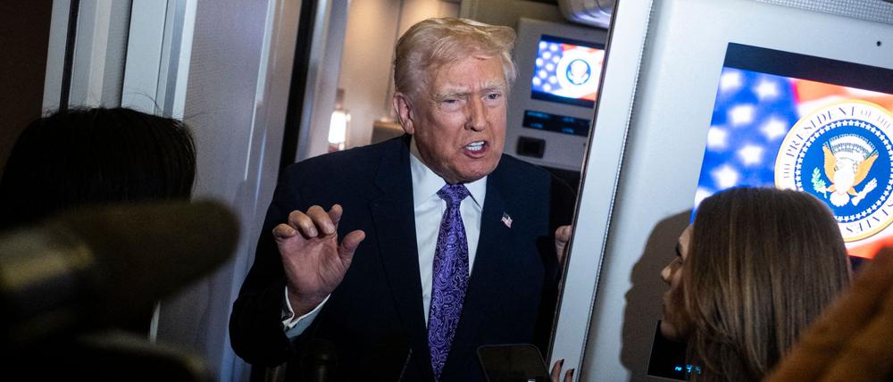 Präsident Donald Trump spricht am 30. November 2025 an Bord der Air Force One auf dem Weg nach Washington, D.C. mit der Presse.