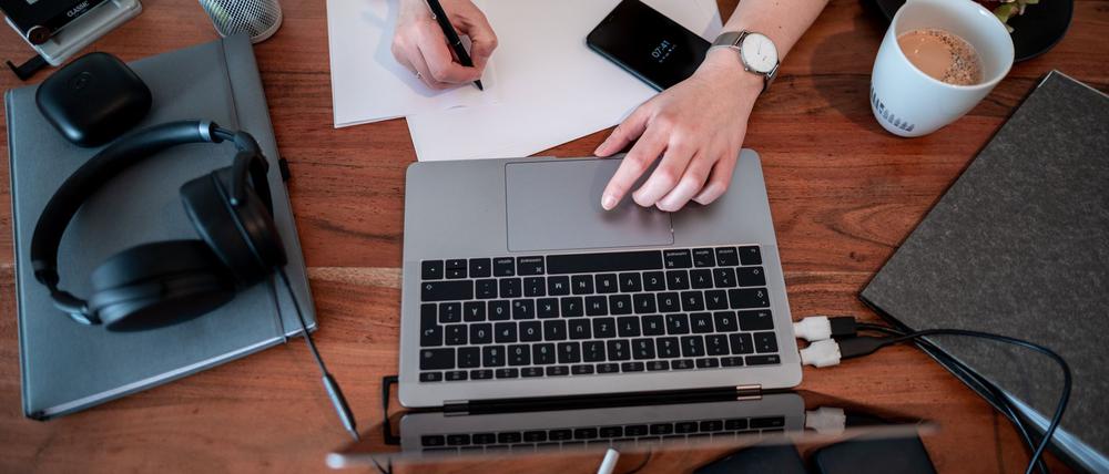 Manche Arbeitnehmer setzen Künstliche Intelligenz zur Unterstützung ein. (Symbolbild)