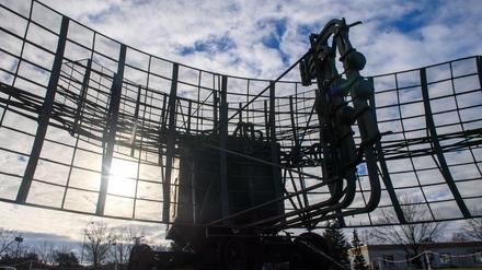 Ein ausgemustertes Suchradar am Fliegerhorst Holzdorf. 