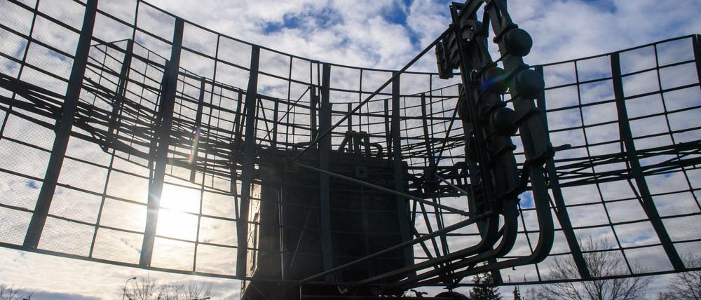Ein ausgemustertes Suchradar am Fliegerhorst Holzdorf.