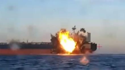 Rauch steigt von einem brennenden Frachtschiff im Schwarzen Meer vor der türkischen Küste auf. Der Videoausschnitt wurde vom ukrainischen Sicherheitsdienst SBU veröffentlicht.