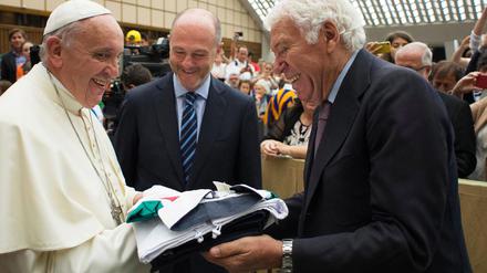 Tennis-Legende Nicola Pietrangeli (r) im Jahr 2015 mit Papst Franziskus (l).
