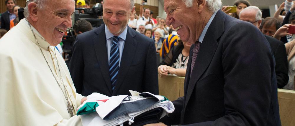 Tennis-Legende Nicola Pietrangeli (r) im Jahr 2015 mit Papst Franziskus (l).