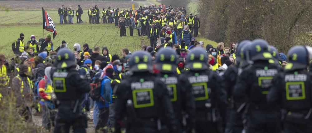 Anlässlich der Neugründung der AfD-Nachwuchsorganisation Generation Deutschland ist es am Samstag Gießen zu zahlreichen Gegenprotesten gekommen.