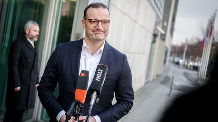Jens Spahn, Vorsitzender der Unionsfraktion im Bundestag, gibt zu Beginn der Sitzung des CDU-Bundespräsidiums ein Pressestatement. 