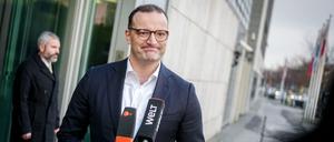 Jens Spahn, Vorsitzender der Unionsfraktion im Bundestag, gibt zu Beginn der Sitzung des CDU-Bundespräsidiums ein Pressestatement. 