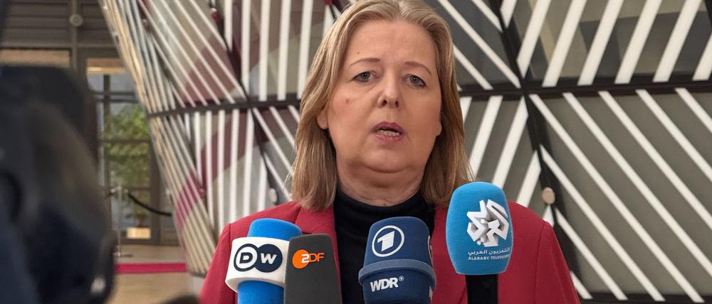 „Wir werden sie hier aufnehmen, wie wir alle anderen auch aufgenommen haben“, sagt Arbeitsministerin Bärbel Bas über junge Männer aus der Ukraine.