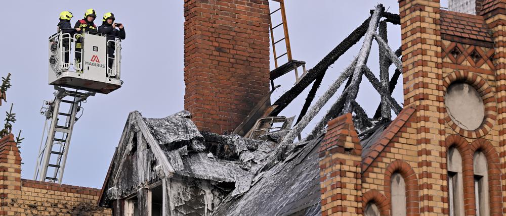 Feuerwehreinsatz in der Berliner Straße, Berliner Strasse, nach einem Brand in einer Villa. Foto: Ottmar Winter PNN