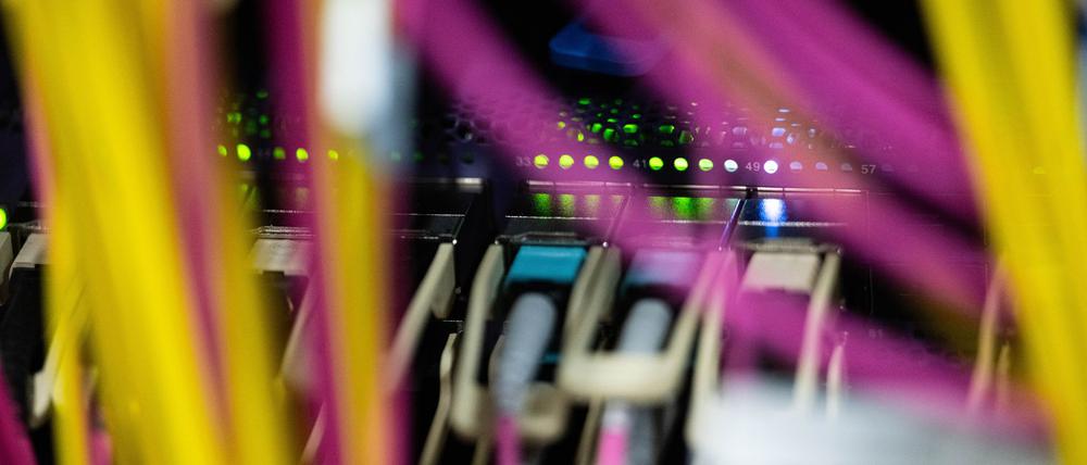 Blick aus einem Rechenzentrum - die Datenmassen steigen rasant im Internetzeitalter. (Symbolbild)