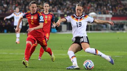 Beim DFB-Team wird es vor allem auf Klara Bühl (re.) ankommen. Die Flügelspielerin muss sich endlich mit Toren belohen.