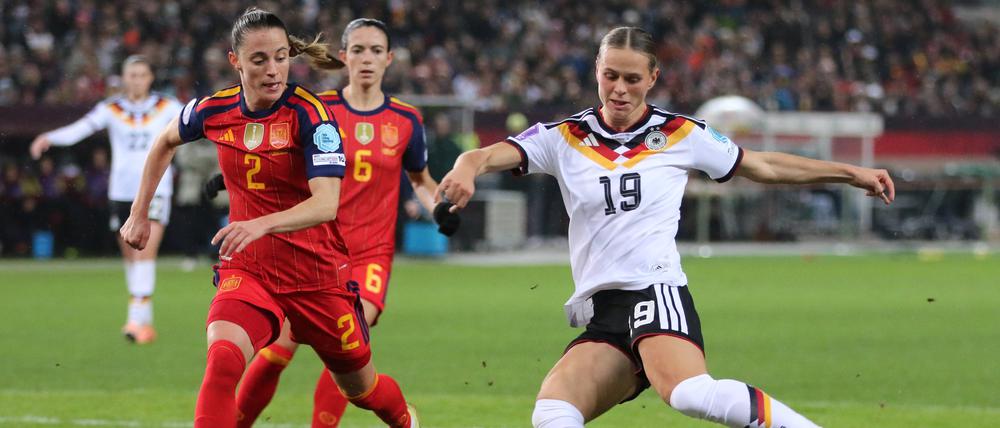 Beim DFB-Team wird es vor allem auf Klara Bühl (re.) ankommen. Die Flügelspielerin muss sich endlich mit Toren belohen.