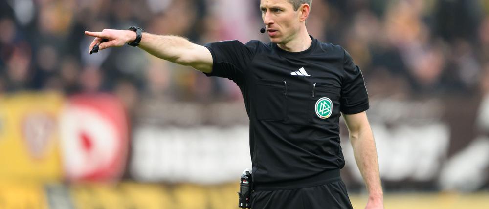 Schiedsrichter Benen reagierte schnell.