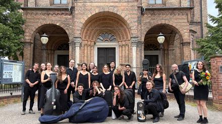 Das Reasonance Orchester vor der Kirche St. Peter und Paul in Potsdam.